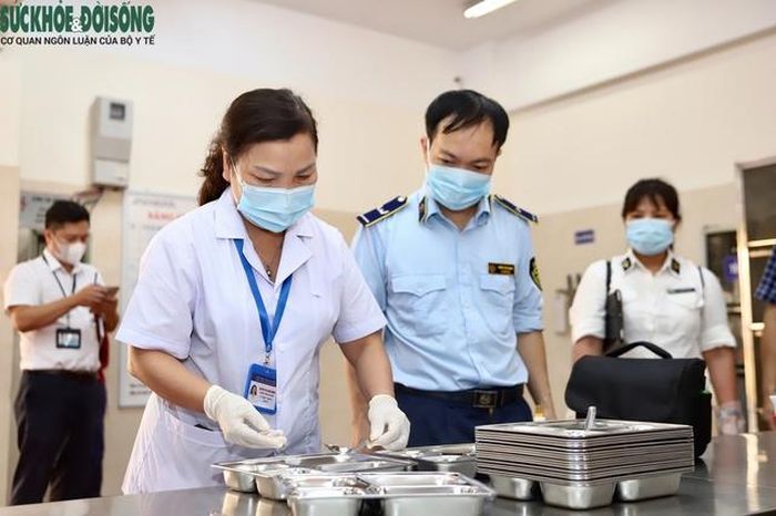 Ba Đình kiểm tra an toàn thực phẩm tại các bếp ăn trường học - Báo Sức Khỏe &amp; Đời Sống