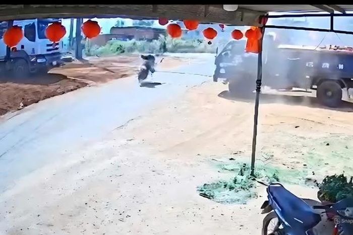 CLIP: Cộng đồng mạng bức xúc về sự bất cẩn của hai tài xế xe tải - Báo Người Lao Động