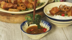 Dọn thịt kho củ sen ra đĩa, ăn cùng cơm nóng. Thịt kho mềm, thấm vị, củ sen cũng đậm đà không kém sẽ trở thành món ăn vô cùng đưa cơm cho cả gia đình những ngày mưa đấy!