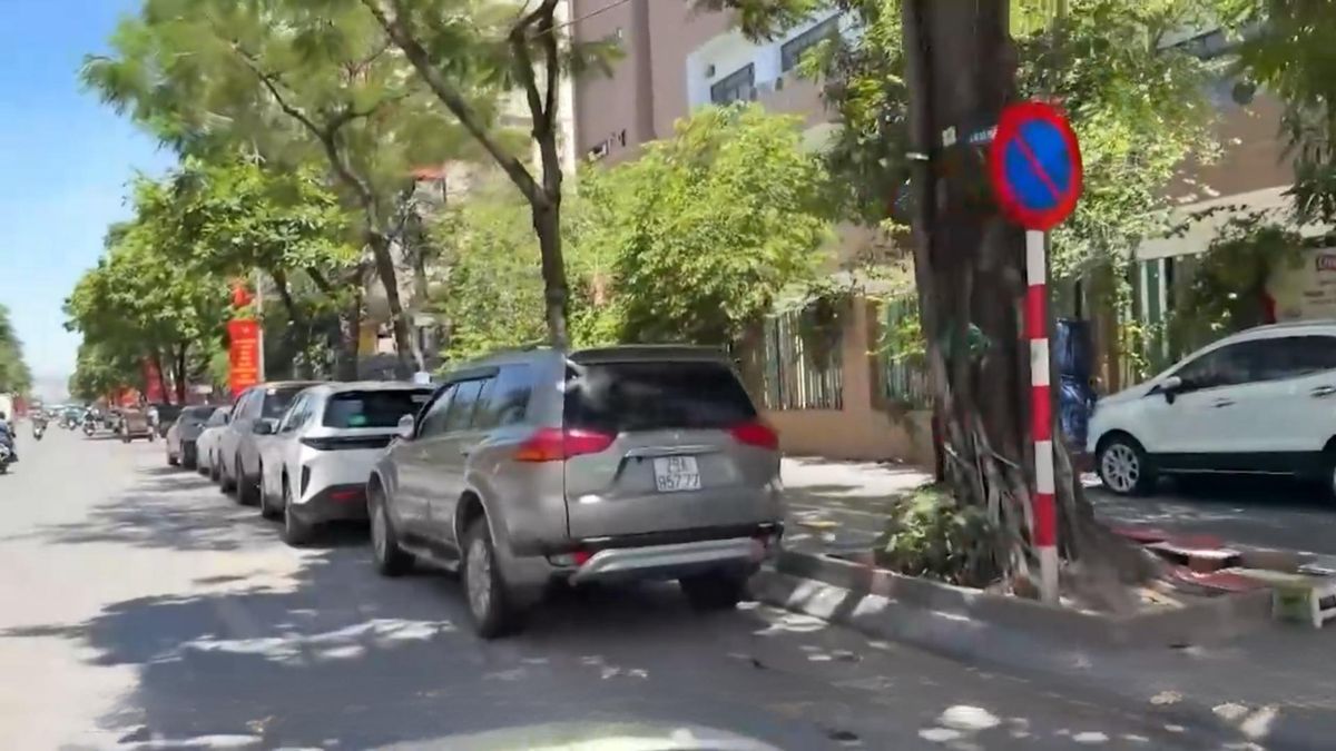 Phố Tân Mai ngổn ngang phương tiện dừng, đỗ sai quy định - Đài Phát thanh và truyền hình Hà Nội