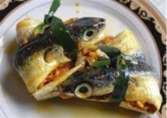 Cá chuồn mua về làm ruột, xát muối, rửa sạch, mổ dọc thân cá. Nghệ tươi, sả và các gia vị trên giã nhuyễn nhét vào ruột cá. Gấp thân cá lại và dùng lá sả cột chặt để giữ cá không bị bung ra trong lúc nướng.