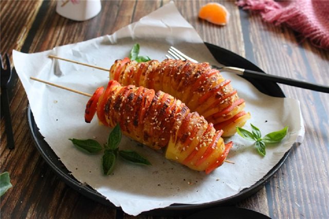 Khoai Tây Kẹp Xúc Xích Nướng