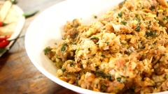 Cách làm dồi sụn nướng: 300gr sụn heo (sụn cuống họng) mua về luộc chín sau đó cắt nhỏ. 100gr mỡ heo cũng cắt thành miếng nhỏ. Cho mỡ heo vào chung với sụn heo rồi băm nhuyễn. Chuẩn bị một chiếc tô lớn, trộn chung phần sụn và mỡ vừa băm cùng với 300gr thịt heo xay, 30gr hành tây cắt hạt lựu, 30gr rau húng quế cắt nhỏ, 20gr rau răm cắt nhỏ, 20gr hành lá cắt nhỏ, 30gr đậu phộng rang giã nhỏ, 3 muỗng canh đường, 3 muỗng canh nước mắm, 2 muỗng canh hạt nêm, 2 muỗng canh rượu mai quế lộ, 2 muỗng canh dầu điều, 1 muỗng cà phê tiêu sọ, trộn đều tất cả. Ướp nhân ít nhất 30 phút cho thấm gia vị.