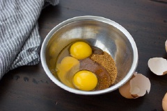 Cho nước cốt dừa, vani vào khuấy đều, đun đến khi nước cốt dừa sôi thì hạ nhỏ lửa. Sau đó thả chocolate cắt nhuyễn vào khuấy đều đến khi chocolate tan nết thì tắt bếp. Tiếp theo cho đường, trứng, rượu rum vào một âu lớn đánh đều, từ từ đổ hỗn hợp chocolate vào, khuấy thật nhẹ nhàng đến khi hỗ hợp đồng nhất. Chi chocolate dừa ra từng ly và để riêng.