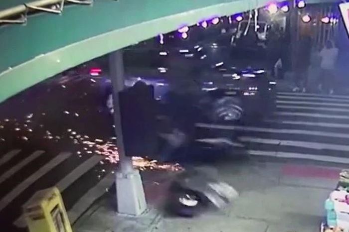 SUV lao như 'tên bắn', hất văng người đi xe máy vào cửa hàng trái cây rồi tăng ga bỏ trốn - Tạp chí Doanh Nghiệp Việt Nam