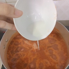 Pha chén bột năng để vào hỗn hợp để nước sốt đặc hơn. Pha bột năng bằng nước lọc bình thường. Nước nóng sẽ làm vón cục.