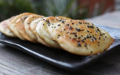 Xếp bánh lên dĩa, rắc mè lên trên mặt bánh. Món bánh dân dã giòn bên ngoài, dẻo mềm nóng hổi bên trong, đây là món ăn vặt thích hợp để đãi gia đình, và bạn bè dịp cuối tuần