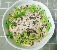 Chuẩn bị một cái nồi cỡ lớn, khoảng 25 cm, ở đây do mình không có nồi hấp nên mình dùng nồi thường. Cho nước vào, đặt xửng hấp vào trước, sau đó đặt tô hỗn hợp thịt lên trên. Nhớ là nước vừa phải thôi, tránh trường hợp bị tràn vào hỗn hợp. Sau đó đậy nắp kín và đun trong khoảng 20 phút là thịt chín đó.
