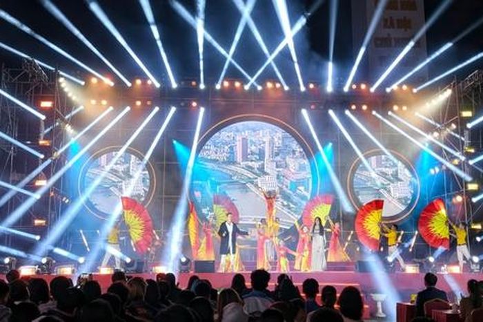 Du khách hào hứng với đêm nghệ thuật đặc biệt ở Đà Lạt - Báo Người Lao Động