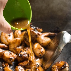 Trở mặt tôm và chiên chín mặt còn lại, rưới phần nước sốt ngâm tôm vào đảo đều, tùy theo sở thích mà bạn có thể tắt lửa nhanh hay chậm, nếu muốn nước sốt đặc hơn, bạn đảo tôm lâu hơn một chút nhé. Khi sốt tôm xong, bạn tắt lửa nha.