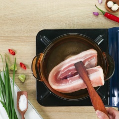 Luộc thịt 5 phút trong nước sôi với 1 ít muối, 1/2 muỗng cà phê Hạt nêm Aji-ngon® Heo, 5 lát gừng, vớt ra ngâm trong nước đá, để ráo.