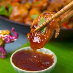 Sau đó xếp thịt ra dĩa đẹp mắt. Dùng thịt kèm cơm trắng, thịt chấm nước tương và tương ớt Maggi. Món Nạc vai nướng Thái thơm ngon, hấp dẫn khiến bạn cảm thấy bị lôi cuốn bởi mùi vị cay nồng, miếng thịt mềm mọng, càng ăn càng mê.