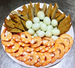Rửa sạch tôm, luộc hoặc hấp (giữ lại nước luộc tôm). Luộc chín trứng cút, lột vỏ. Cắt chả cá thành những miếng vừa ăn.