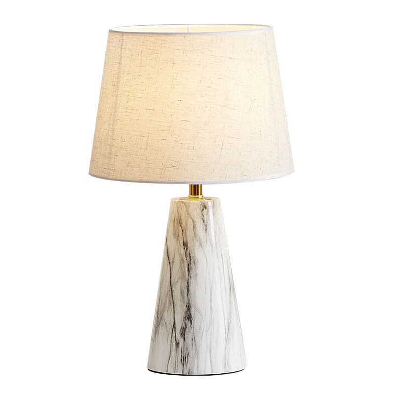 Nachttischlampe mit Steinoptik, nordisch