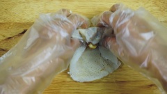 Cho nhân vào bánh tráng bía, cuốn lại chặt tay rôì đem chiên ở lửa vừa. Đến khi chả giò vàng giòn thì gắp ra cho vào dĩa có lót giấy thấm dầu.