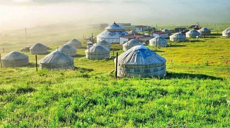 Du lịch Nội Mông vào tháng 7 sẽ mang đến cho du khách một phong cảnh tuyệt vời cùng với thời tiết ấm áp. 