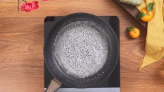 Bắc chảo lên bếp, cho phần nước đường vào chảo sên cho sệt lại thì cho 1/2 lượng củ sen vào, sên củ sen với đường cho sệt lại thì cho 30ml nước màu thanh long vào. Đến khi nước đường rút bớt, chỉ còn sền sệt thì hạ thấp lửa và đảo đều liên tục để mứt không bị cháy. Sên lửa thật nhỏ đến khi đường kết tinh thành phấn trắng thì tắt bếp. Làm tương tự với mứt củ sen lá dứa cho đến khi củ sen áo đều màu lá dứa thì tắt bếp.