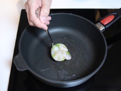 Đun nóng 1 lượng ít dầu ăn trong chảo, múc 1 muỗng lớn trứng và tôm cho vào chảo chiên chín vàng đều thì vớt ra. Làm tương tự cho đến hết nguyên liệu.