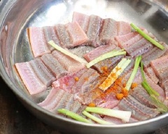 Cho lươn vào túi nilon, cho thêm chút muối, buộc kín rồi lắc mạnh, bóp và chà muối lên lươn khoảng 2 phút cho lươn ra hết nhớt. Rửa sạch lươn bằng nước cốt chanh, sau đó rửa sạch lươn dưới vòi nước sạch. Hoặc có thể dùng nước vo gạo hay nước cốt chanh để tuốt lươn cho sạch nhớt. Khi lươn đã sạch nhớt, thì mổ bụng, bỏ nội tạng, lóc xương và rửa lại bằng nước muối cho sạch. Thái lươn thành những miếng dài cỡ ngón tay. Ướp lươn với 1/2 muỗng cà phê bột canh, 1/2 muỗng cà phê cà phê bột nghệ và đầu trắng của hành lá.