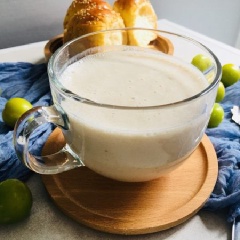 Rót sinh tố ra ly và thưởng thức. Sinh tố chuối sữa chua bổ dưỡng muốn thơm ngon thì cần chọn được loại chuối chín thơm thích hợp nhé! Thường thì chuối tây, chuối già sẽ bột bột và ngọt hơn chuối tiêu.