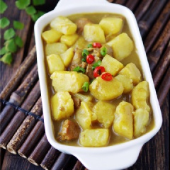 Múc cà ri gà đơn giản ra tô và dùng nóng với cơm. Món cà ri gà đơn giản có thịt gà chín dai béo, khoai tây bùi bùi, quyện cùng nước súp cà ri thơm ngon, đậm đà, cực hấp dẫn. Ngoài ăn với cơm thì món cà ri gà có thể ăn cùng với bún tươi, bánh mì rất tuyệt vời nhé.