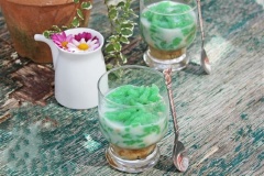 Cho đậu xanh, bánh lọt vào ly, thêm nước cốt dừa và sau cùng rưới lên ít nước đường. Bạn có thể thêm đá và khuấy đều lên khi ăn nhé!