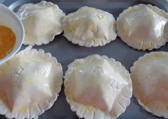 Mở lò 180ºC trước 15 phút cho lò thật nóng. Cho bánh pateso vào khay có lót giấy nến. Đánh tan lòng đỏ trứng gà rồi dùng cọ phết đều lên bề mặt bánh pateso. Sau đó cho khay bánh pateso vào nướng 25-30 phút. Khi thấy mặt bánh pateso nướng có màu vàng là có thể lấy ra.