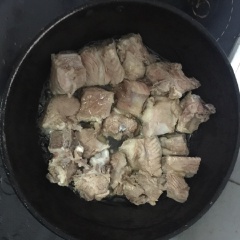 Chặt sườn thành khúc nhỏ, rửa sạch rồi cho vào trần sơ qua cho sườn hết vị hôi. Tiếp đó ta cho sườn vào chiên sơ qua cho sườn săn thịt lại