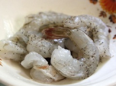 Tôm tươi bóc vỏ, bỏ đầu và đuôi rồi ướp với tiêu, muối cho ngấm gia vị. Thanh long cắt thành hình khối.