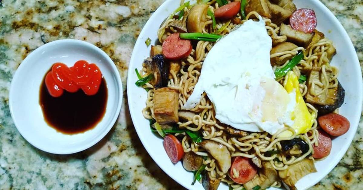 Mì trộn nấm đùi gà, xúc xích.