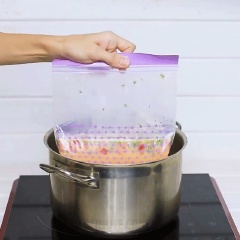 Đun sôi một nồi nước. Khi nước sôi già thì nhúng túi trứng vào trong nồi (cẩn thận kẻo bỏng nhé). Đợi một lúc khoảng 1-2 phút cho trứng chín đều thì vớt túi trứng chưng ra.