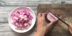 Cạo sạch vỏ rồi cắt khoai mỡ thành hạt lựu.