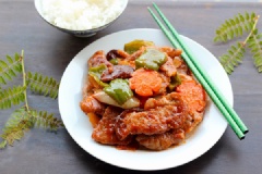 Món thịt heo xào xốt chua ngọt này đảm bảo sẽ là món ngon trong thực đơn cơm tối của gia đình bạn. Món ăn làm cực kỳ nhanh mà lại rất bắt miệng, đặc biệt có vị chua chua ngọt ngọt kích thích vị giác, không gây ngán, sẽ làm bạn hao cơm lắm đấy.