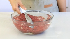 Cho 1 muỗng canh muối vào tô đựng 1.5L nước, gắp 600gr thịt bò vào ngâm 30 phút, đem rửa sạch và tiếp tục ngâm thịt bò thêm 30 phút.