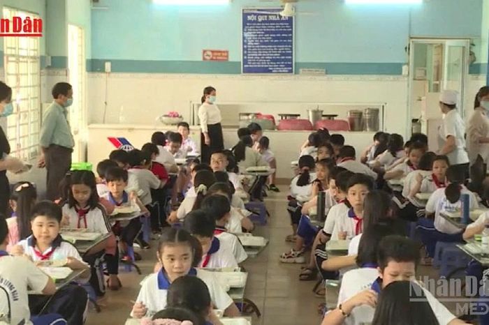 [Video] Bộ Giáo dục và Đào tạo siết chuẩn bữa ăn học đường, xây thực đơn dinh dưỡng toàn quốc - Báo Nhân Dân