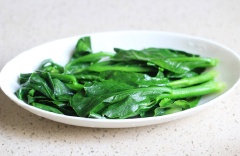 Cải ngồng nhặt, rửa sạch, cho vào nồi nước sôi, luộc chín. Vớt cải ngồng ra đĩa, để nguội.