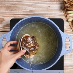 Cho tiếp 200gr mắm linh, 200gr mắm sặc vào nồi ninh 15 phút để cho mắm chín rục ( Lưu ý: trong lúc ninh thì vớt bọt thường xuyên để nước trong hơn), rồi lược lấy nước mắm cá.