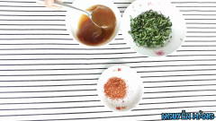 Trong khi chờ đợi thịt thấm thì mình làm nước chấm ăn kèm: cho tất cả nguyên liệu làm nước chấm (có chữ nước chấm) vào quấy đều lên cho tan hết bột ngọt và đường, sau đó cho vào chảo nấu cho nước chấm chúng ta sền sệt lại là được, xong cho rau thơm vào nước chấm luôn là chúng ta được 1 chén nước chấm thơm ngon.