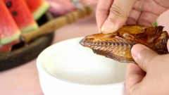 Cá khô chọn mua loại thịt mỏng, dễ nướng giòn. Xếp cá ra khay, cho vào lò nướng 15 phút ở 150 độ. Nếu nhà không có lò nướng bạn có thể nướng cá trên bếp than hoặc bếp điện đến khi cá chín giòn là được. Sau khi nướng, bẻ cá khô ra thành những miếng nhỏ, cho vào cối rồi giã cho nhuyễn mịn (hoặc cho vào cối xay sẽ tiết kiệm thời gian hơn). Đổ cá khô giã nhuyễn vào chảo rồi rang lửa nhỏ đến khi cá thật sự khô, không còn thấy hơi nước bốc lên.