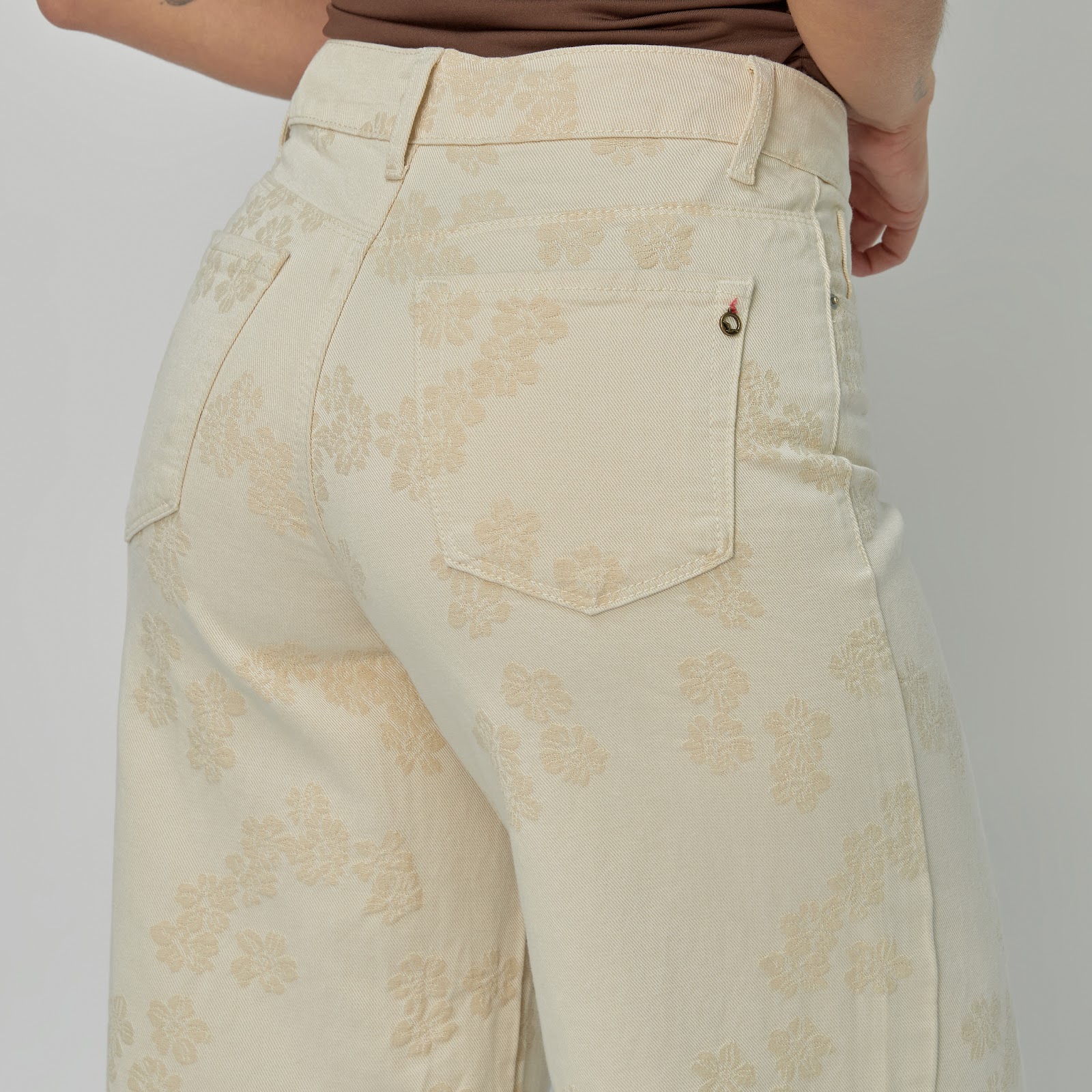 Jean dama Wide Leg tiro alto rígido con flores bordadas, color Ivory - Vista 6