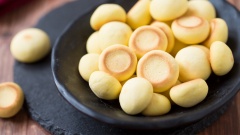 Đợi bánh bột bắp nướng giòn hơi nguội bớt là có thể cho các bé nhâm nhi ăn vặt rồi nhé. Những chiếc bánh bột bắp nướng nhỏ xinh xắn, màu vàng nổi bật trông khá bắt mắt, hứa hẹn sẽ thu hút được sự chú ý của các bé bi nhà bạn đấy. Còn chần chờ gì mà không vào bếp để triển thử món bánh bắp nướng hấp dẫn này nào.