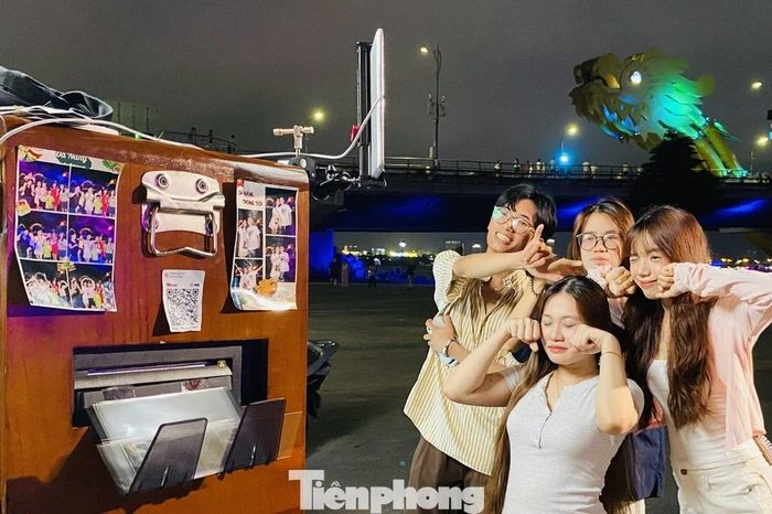 Photobooth dưới chân cầu Rồng Đà Nẵng hút bạn trẻ - Báo Tiền Phong