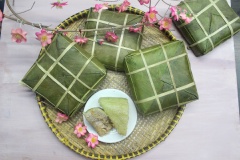 Những chiếc bánh chưng xanh đẹp mắt trên mâm cổ cúng tết, là thành quả của biết bao khó nhọc trong quá trình làm bánh chưng. Nhưng tất cả đều rất đáng giá cả đấy. Bánh chưng ăn kèm dưa muối, kiệu để chống ngấy sẽ rất tuyệt vời.