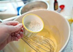 Đánh tan lòng đỏ trong tô lớn rồi đánh đều với 1 ít hỗn hợp vừa đun. Sau đó, cho tất cả hỗn hợp đã đun vào đánh đều thành hỗn hợp đồng nhất.