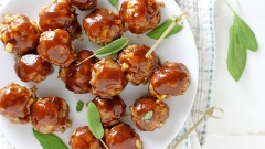 Thịt chín cho ra đĩa. Dùng nóng. Bạn có thể lấy xiên que xiên qua để trông đẹp mắt và kích thích hơn.
