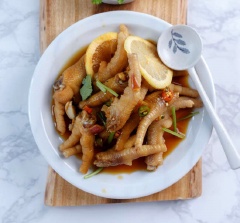 Cuối cùng bạn cho chân gà vào tủ lạnh, để qua đêm cho chân thấm hết gia vị, thơm ngon là có thể ăn được nha. Món chân gà ngâm chua giòn này cực kì để làm với nhũng nguyên liệu đơn giản. Khi nào buồn chán bạn có thể làm món này để dành nhâm nhi dần nha. Chúc bạn thành công.