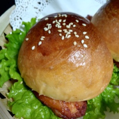 Bánh chín lấy ra để trên rack cho nguội bớt. Sau đó cắt bánh mì làm đôi theo chiều ngang. Có thể phết ăn cùng ít mứt trái cây hay kẹp thịt nướng, xúc xích tùy thích nhé! Bánh mì nướng mè trắng này dùng ăn sáng là hết sẩy rồi nhé!