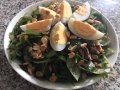Vậy là hoàn thành món salad rau càng cua cá mòi rồi đó. Chúc bạn ngon miệng!