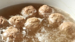 Đun sôi nồi nước dùng và vớt bỏ xương. Nêm thêm 1 muỗng canh muối, 1/2 muỗng canh bột ngọt và 1 muỗng canh mắm tôm. Sau đó, cho từng viên thịt riêu cua vào nấu chín, đến khi thịt riêu cua nổi lên mặt nước.