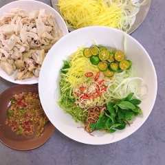 Xoài thái sợi, rau muống, bắp chuối, sả thái, ớt thái, rau quế, thịt gà thái nhỏ và xé sợi, muối ớt đã dã và nước cốt tắc vào một tô lớn trộn đều cho thấm vị. Có thể gia giảm muối đường cho phù hợp với khẩu vị.